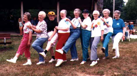 sistersPicnic94.jpg (31432 bytes)