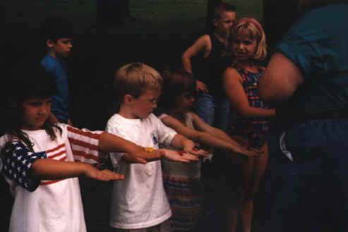 kids1picnic96.jpg (24564 bytes)
