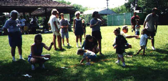 kids1picnic98.jpg (41363 bytes)
