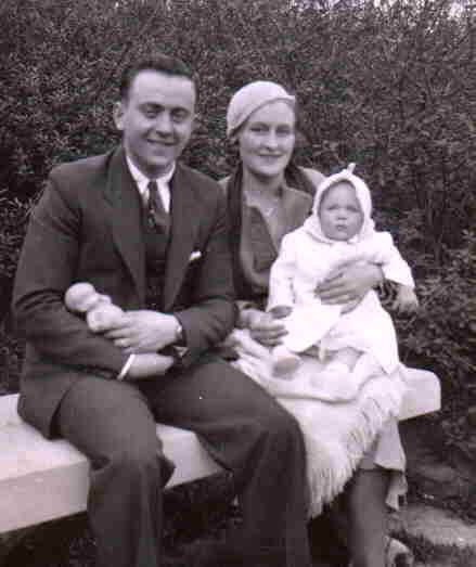 Ed,Marg &Jeanne 1933 (1).jpg (16454 bytes)